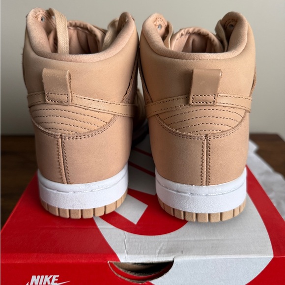 Nike High-Top Dunks - Picture 4 of 6